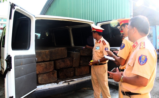 CSGT Quảng Nam chặn xe “chữ thập đỏ” chở gỗ lậu